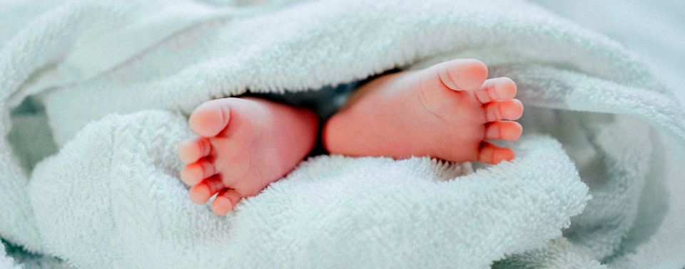 Razvoj bebe od prvih tjedana do godine dana – što može vaše dijete