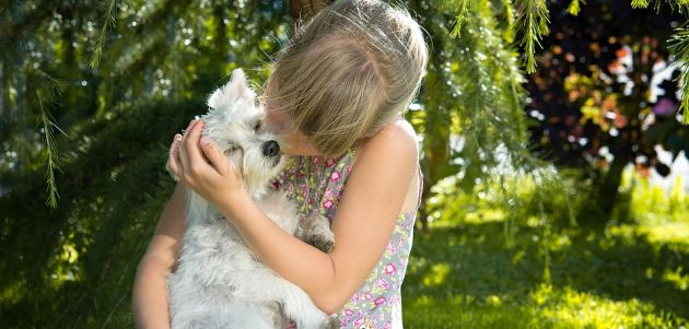 Dijete koje ima psa dovodi do posebnog odnosa u obitelji