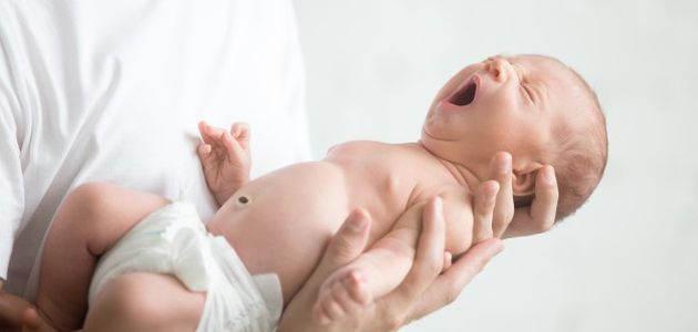 Kako držati novorođenče