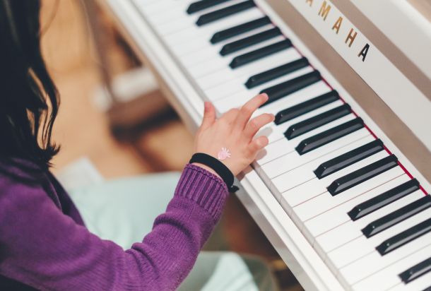 djeca instrumenti klavir sviranje dijete djevojčica