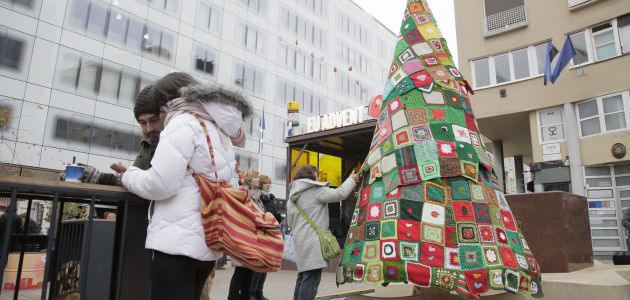 Otkriveno veliko vuneno božićno drvce ljubavi i zajedništva kao simbol kampanje „Upletimo se“