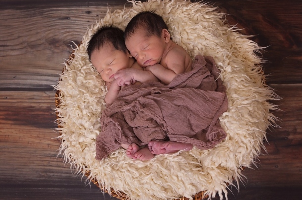 bebe blizanci dvojceki