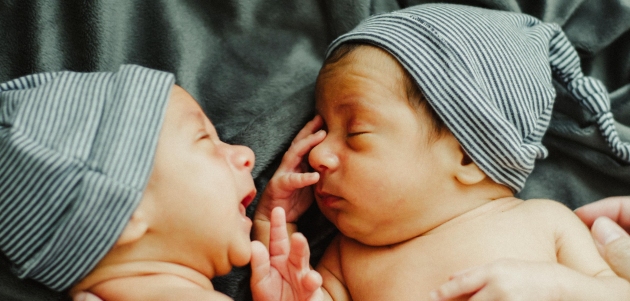 blizanci djeca bebe