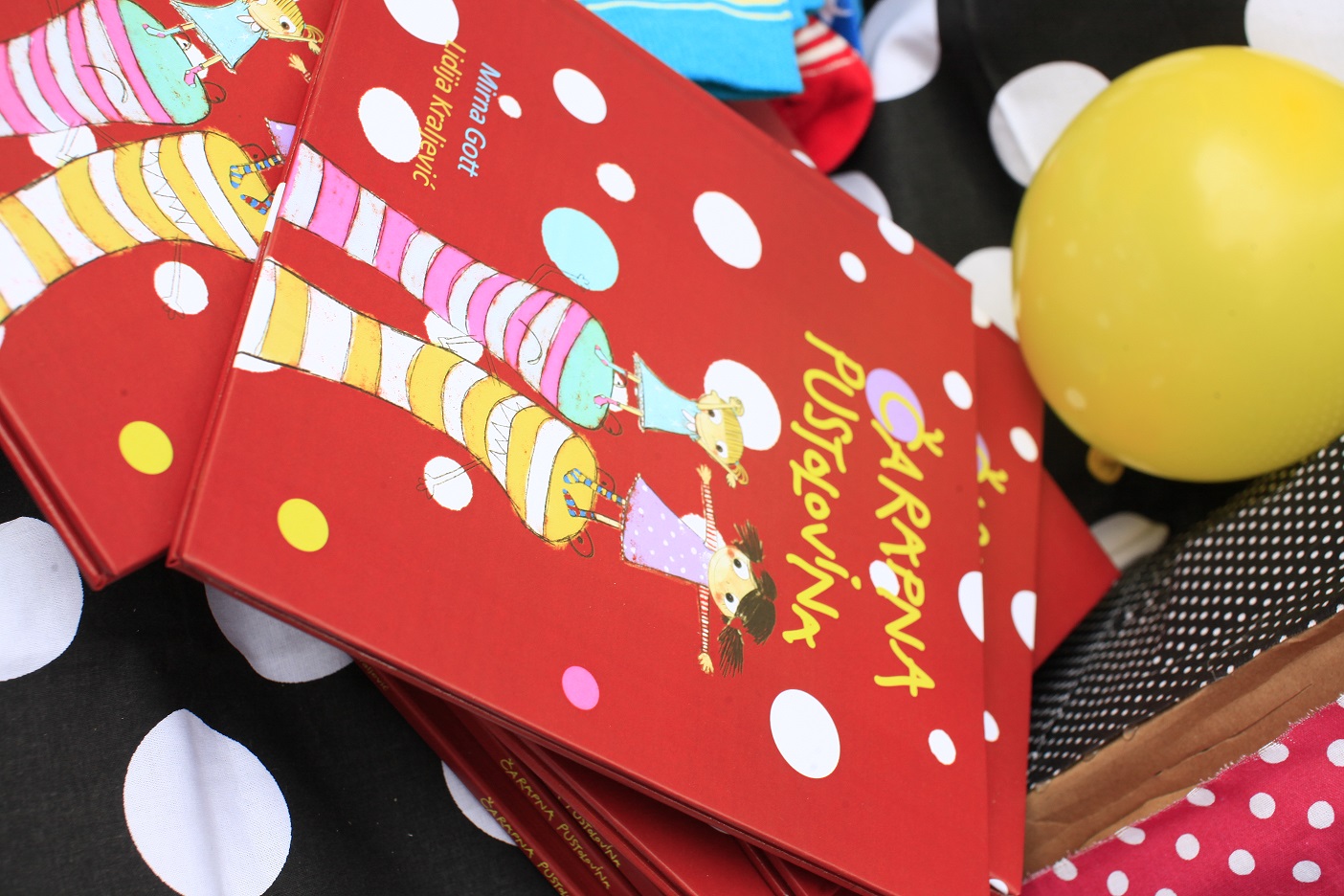 Čarapna pustolovina slikovnica je za djecu iz serije Zaviri u priču