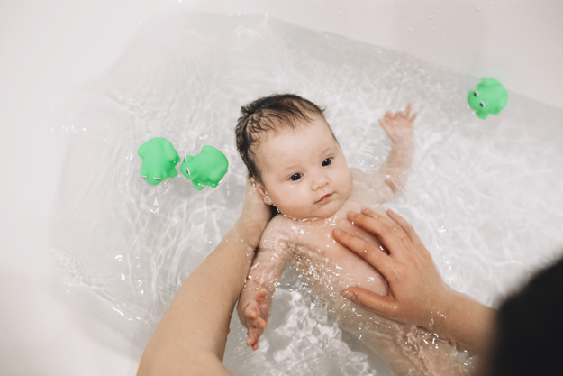 kupanje dojenceta bebe