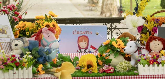 Little Red visits Croatia knjiga
