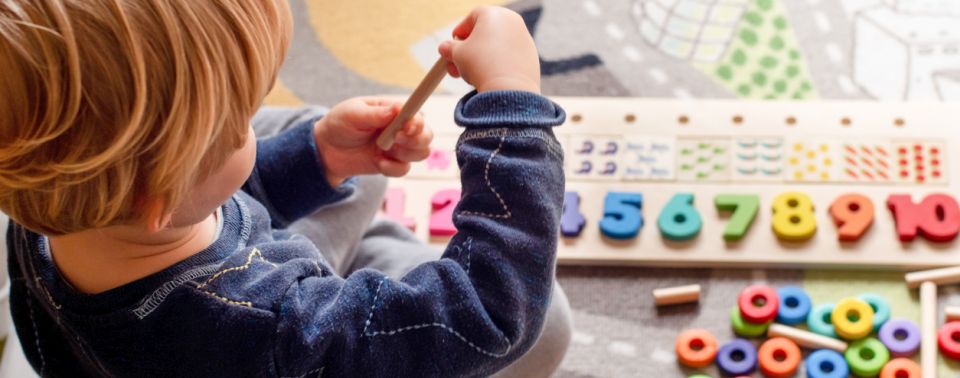 Razigrani umovi: poticanje kognitivnog razvoja s edukativnim igračkama