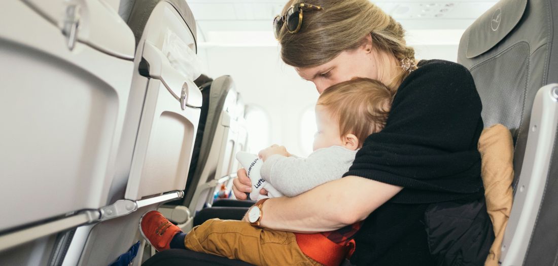avion i dijete beba u avionu upute za putovanje s djecom