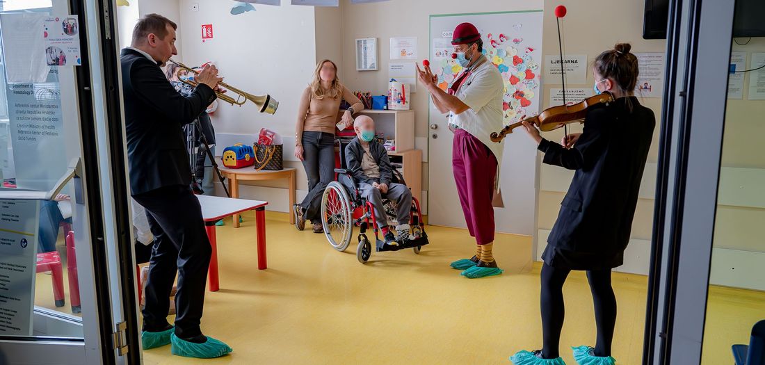 “Mali gala” koncert CRVENIH NOSOVA glazbenom čarolijom donio trenutke radosti djeci na onkologiji