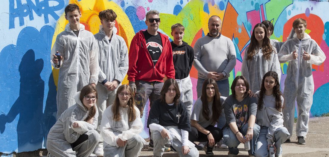 Lunarov novi mural uljepšao dvorište OŠ Ivana Cankara, u slikanju sudjelovali i učenici