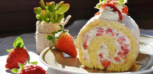 Rolada od jagoda proljetni kolač koji osvježava Rolada od jagoda proljetni kolač koji osvježava