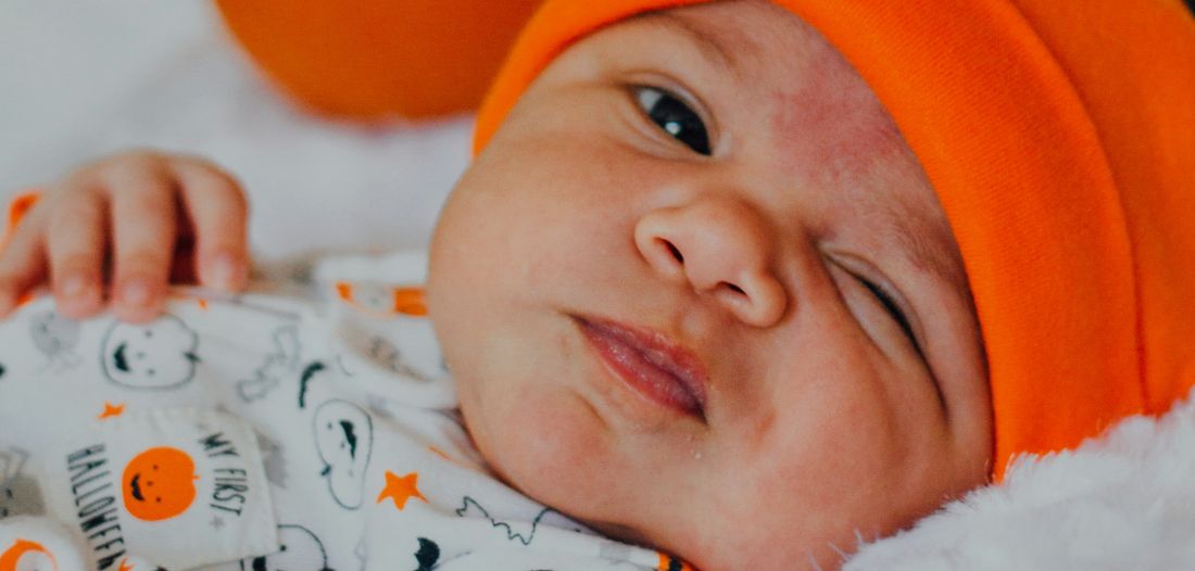 Male pahulje na čelu: Kako umiriti suhu kožu i perutanje kod beba