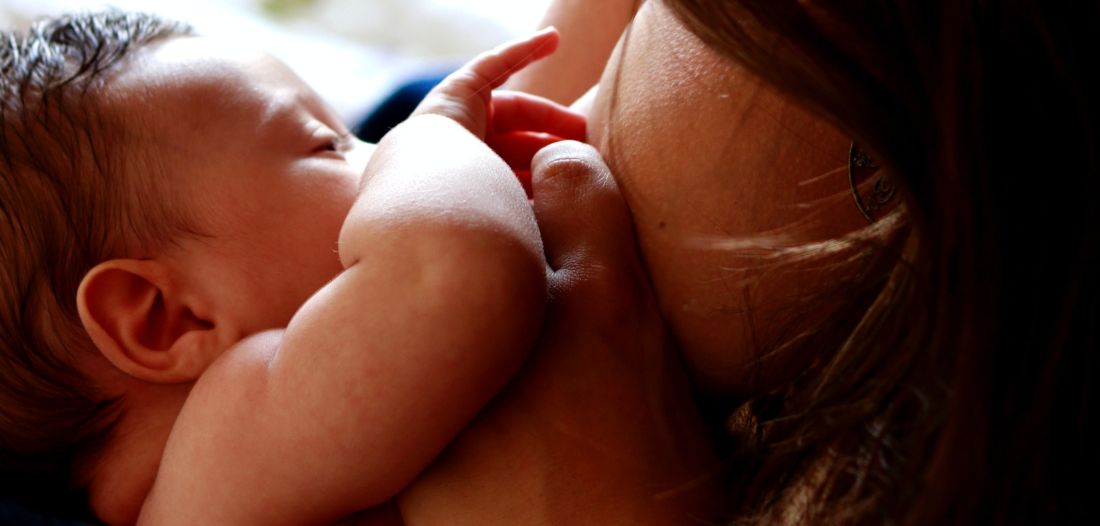 Što je hormon prolaktin i kako on točno utječe na stvaranje mlijeka i proces dojenja