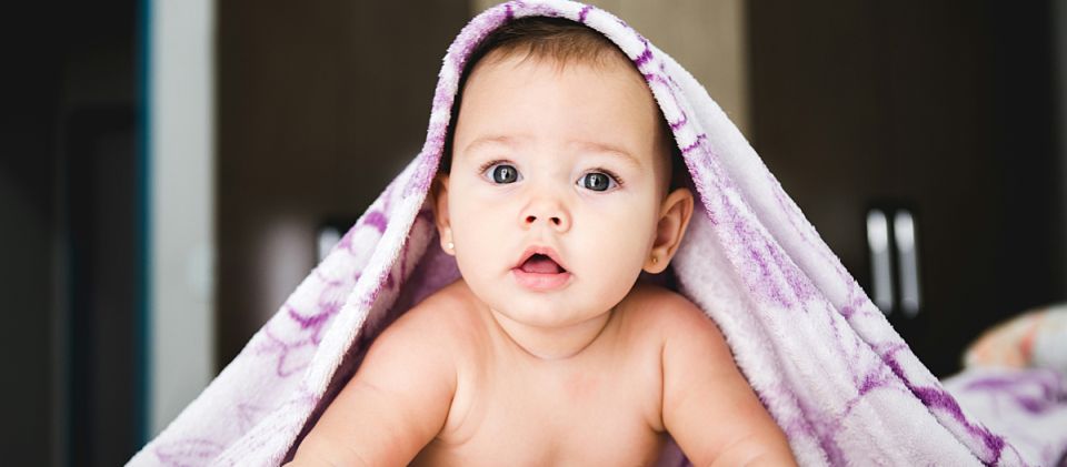 Zašto se male bebe obožavaju igrati skrivača s dekicom?
