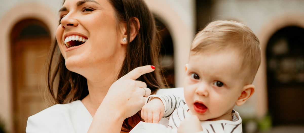 Masaža i vrtnja ušiju za bebe i djece – prirodni način protiv grčeva, lošeg sna i nicanja zubića