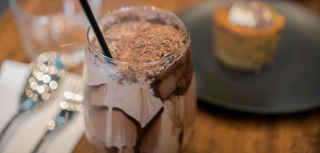 Energetski shake boost u čaši – moćni spoj čokolade i kikirikija koji ćete rado dijeliti sa svojom djecom