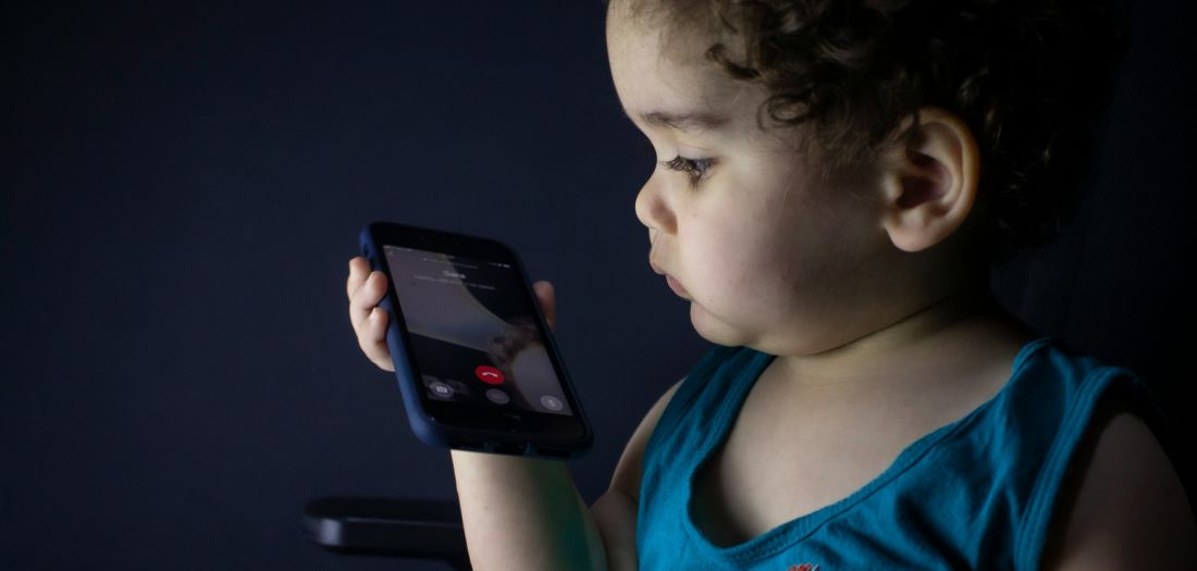 TikTok, Shorts i bebe/mala djeca – kako postaviti granice u eri najzaraznijih ekrana?