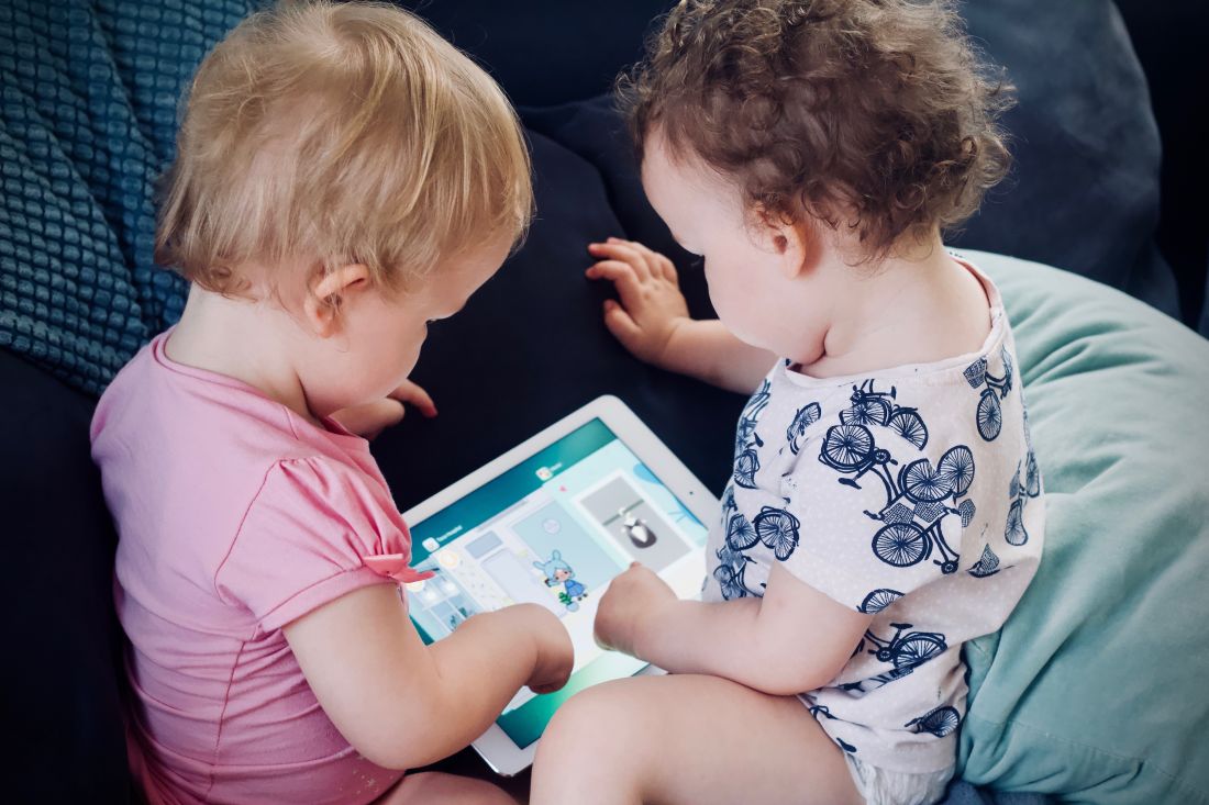 djeca igraju igricu na tabletu mobitelu ljeto bez ekrana