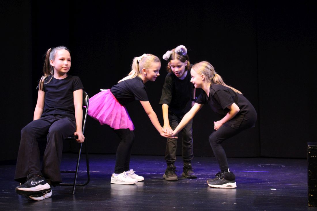 djeca na kazalisnim daskama na pozornici dramska grupa tirena