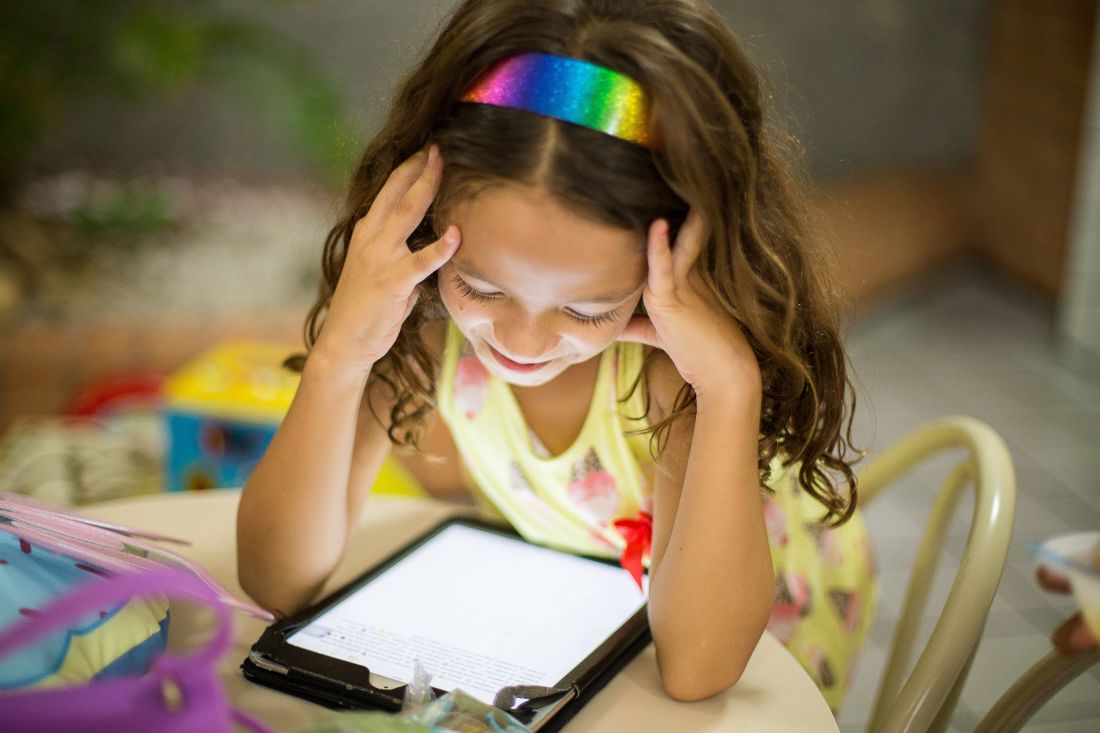 djevojcica gleda u tablet ekran kako bez ekrana mobitela