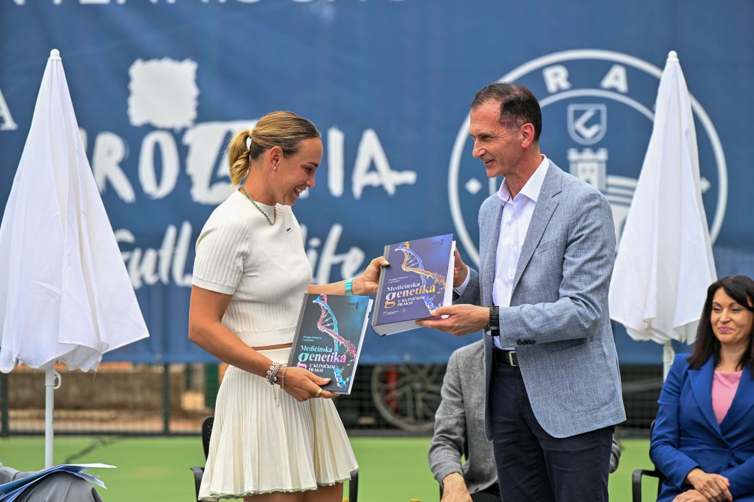 dona vekic na tenis terenu preuzima nagradu